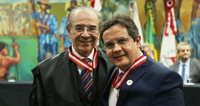 Vice-presidente de Ensino, Pesquisa e Extensão do Instituto Rui Barbosa (IRB) e Presidente do TCE-CE, Conselheiro Edilberto Carlos Pontes Lima é condecorado com o Colar do Mérito da Corte de Contas de Minas Gerais