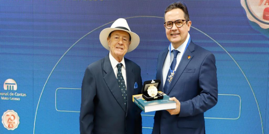 Presidente do IRB recebe outorga da Comenda Joaquim Murtinho, em sessão comemorativa aos 70 anos do TCE-MT