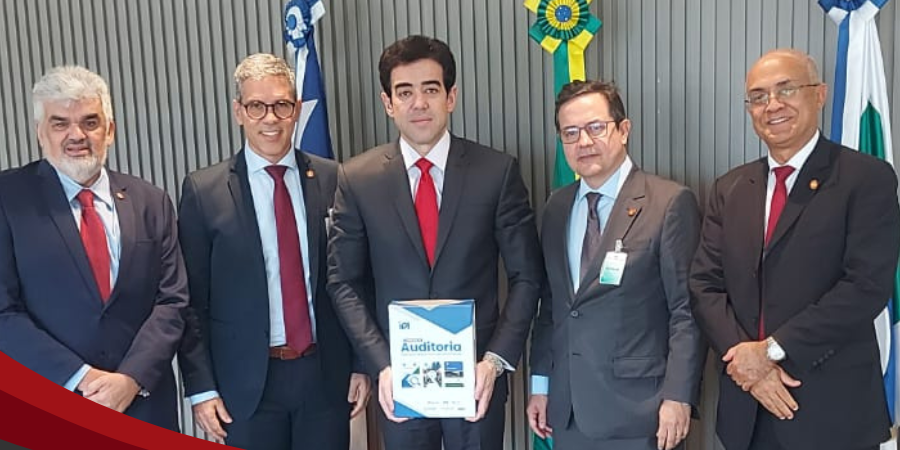 Ministro Bruno Dantas (TCU) recebe exemplares dos Manuais de implementação das ISSAI de Auditoria em audiência com membros da Diretoria do IRB