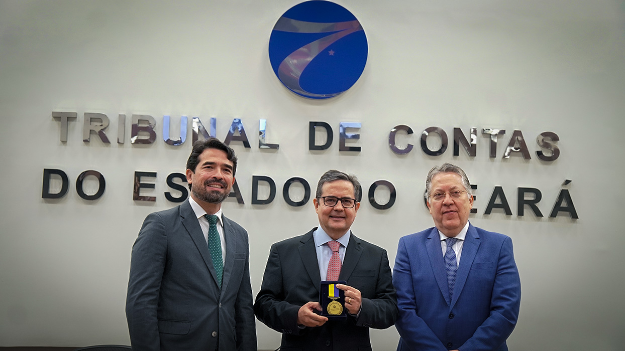 Conselheiro Edilberto Pontes é agraciado com a Medalha Mérito da Corte de Contas